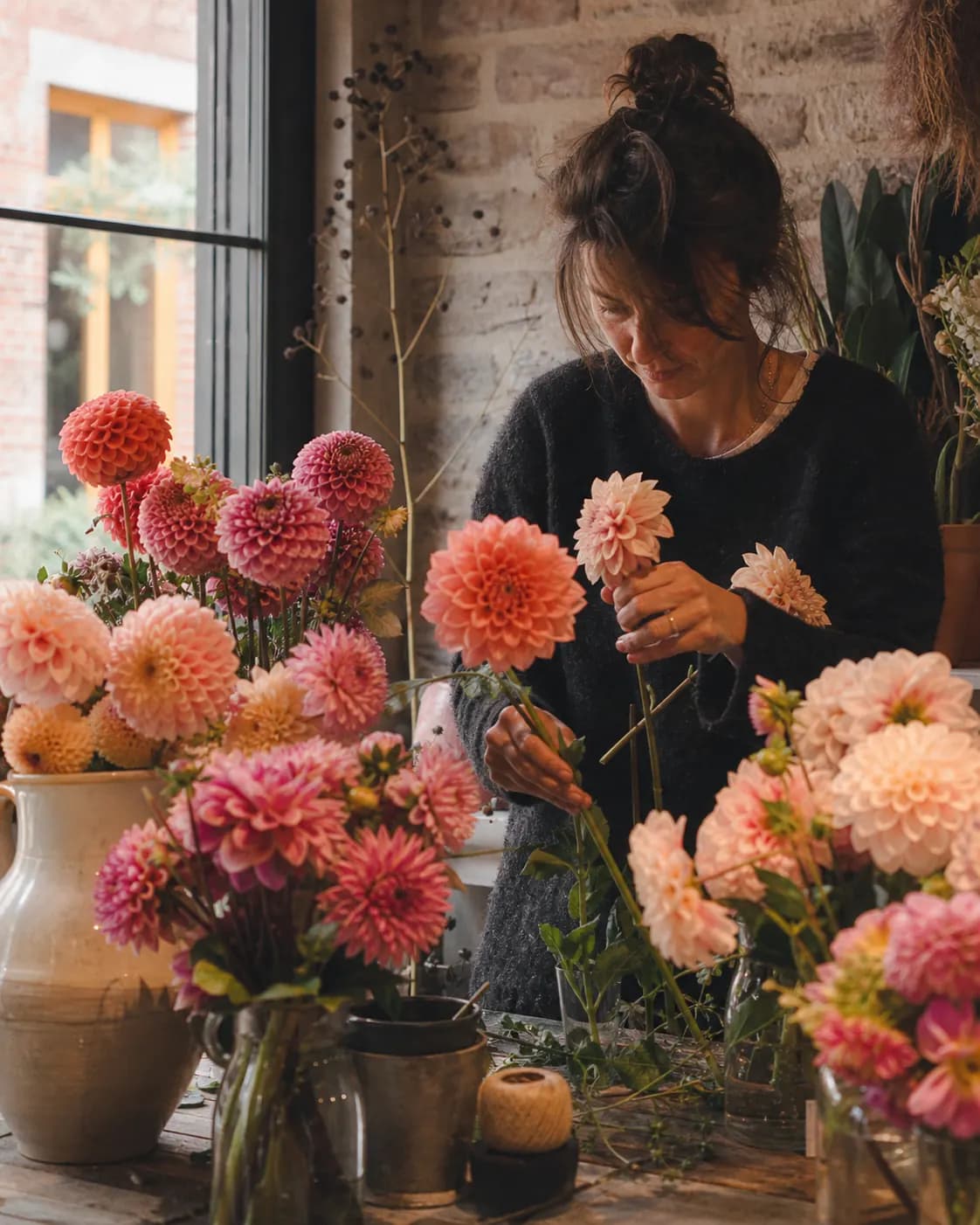 Fleuriste indépendante dans sa boutique