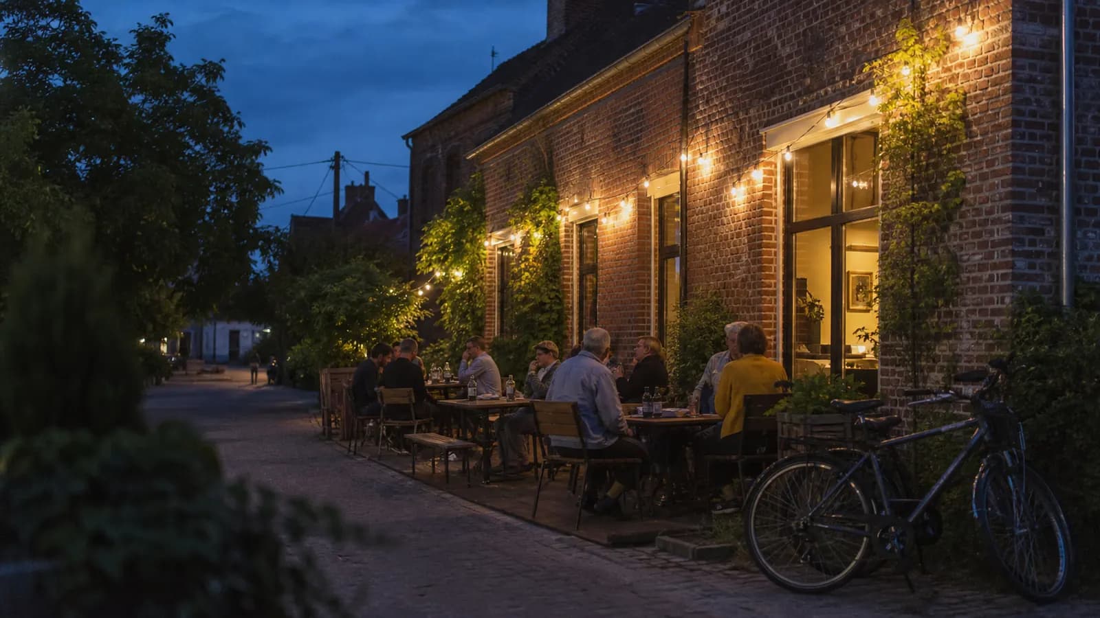 Terrasse conviviale au cœur du bourg