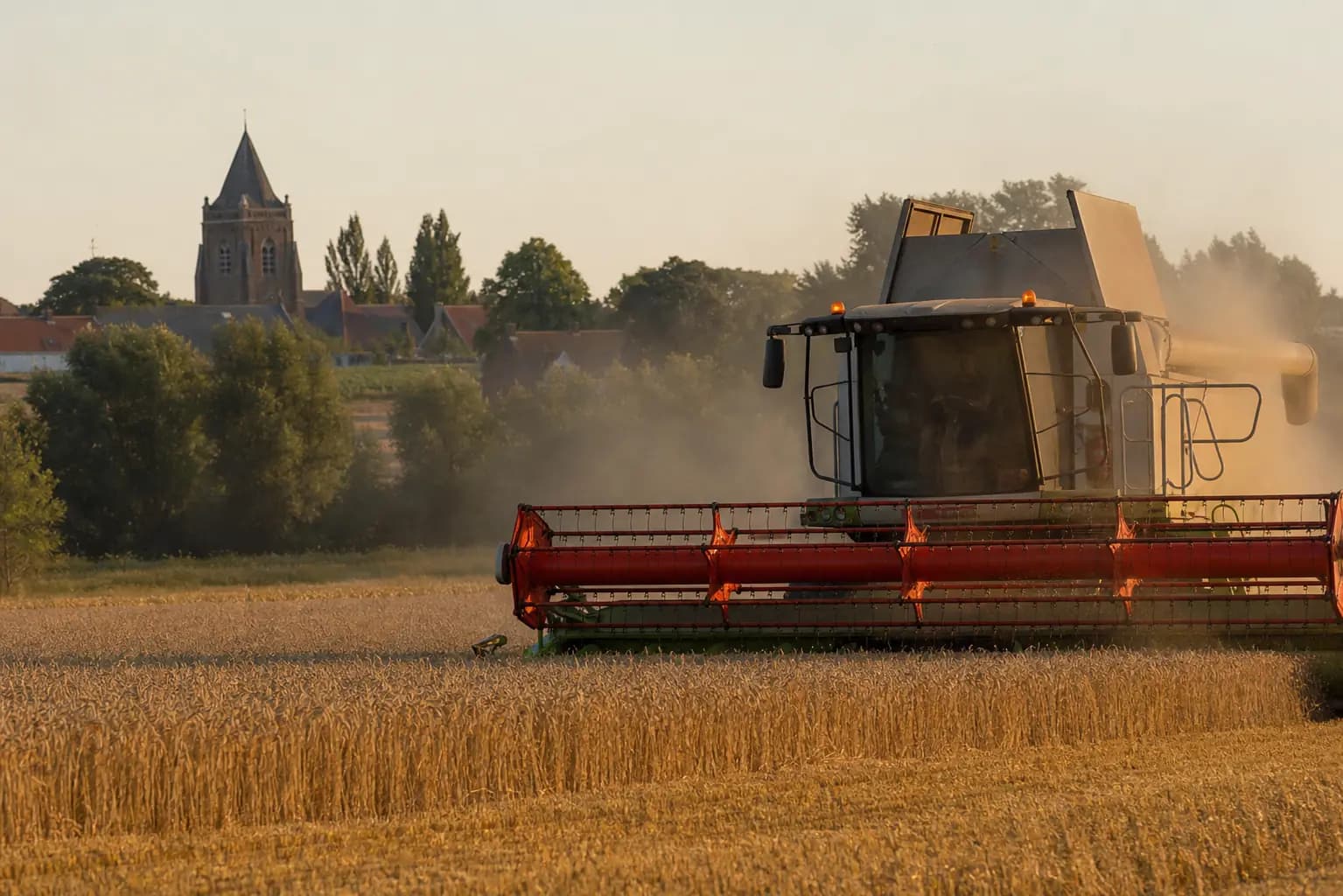 Moisson dans la campagne pévèloise