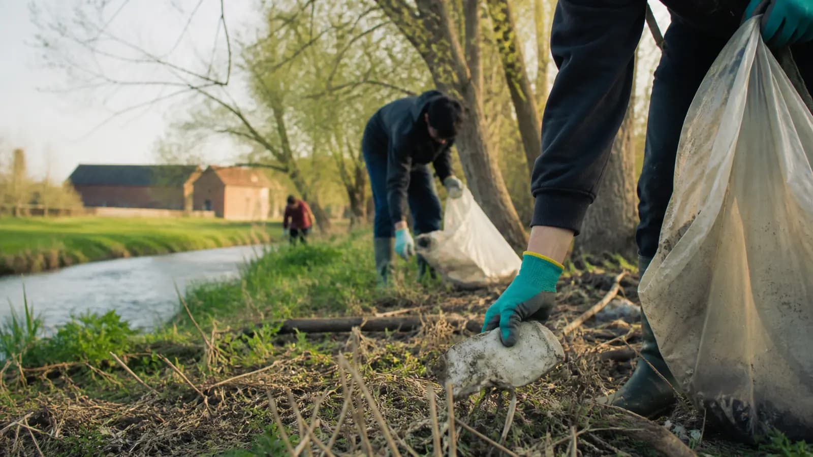 Habitants partageant un geste d’entraide